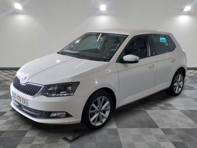 la voiture blanche est garée sur un sol en damier dans le garage