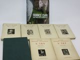 six livres posés sur une table blanche, avec une couverture verte et une photo en noir et blanc