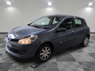 la photo d'une voiture bleue garée dans un garage
