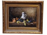 une peinture à l'huile représentant une nature morte composée de raisins, de poires et d'un pichet posés sur une table
