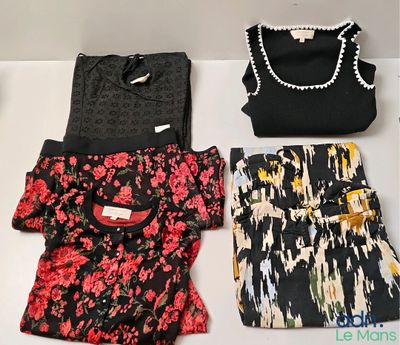 trois vêtements posés les uns à côté des autres sur une table