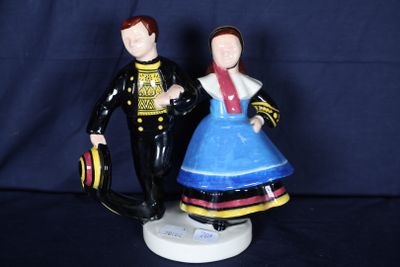 une figurine représentant un homme et une femme en tenue militaire