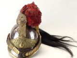 un casque surmonté d'une plume rouge