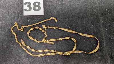 une photo d'une chaîne en or sur laquelle figure le chiffre 38