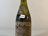 une bouteille de vin posée sur une table, avec une étiquette dessus