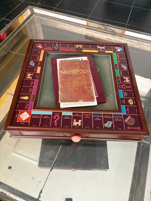 une table en verre sur laquelle est posé un livre