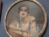 une photo d'une femme assise sur une chaise devant un tableau