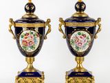paire de vases bleus et or à motifs floraux