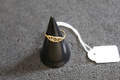 un cône noir surmonté d'un anneau doré
