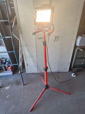 une lampe posée sur un trépied dans un garage