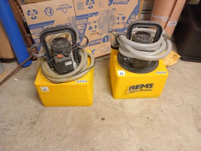une paire de compresseurs d'air Rems avec tuyaux et un lot de boîtes