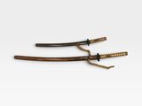 une paire de sabres de samouraï à poignée en bois