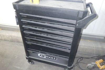 une armoire à outils noire dotée de nombreux tiroirs
