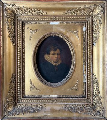un portrait ancien représentant un jeune garçon, dans un cadre doré