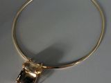 collier plaqué or avec un pendentif carré sur une chaîne plaquée or