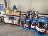 de nombreux fûts de différentes couleurs et tailles dans un garage