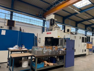une grande machine installée dans un bâtiment