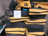 une pile de sacs jaunes et noirs posée sur une palette