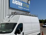une camionnette blanche garée devant un bâtiment