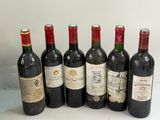 six bouteilles de vin sont alignées sur une table