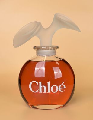 un flacon de parfum orné d'une tête de lapin