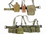 Trois types différents de pochettes militaires sont alignées sur une surface blanche