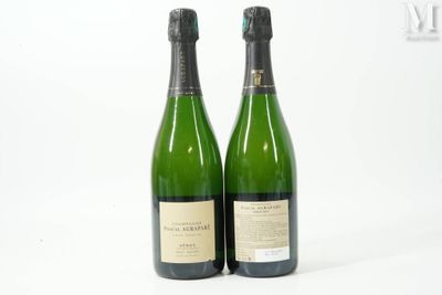 deux bouteilles de vin posées l'une à côté de l'autre sur une surface blanche