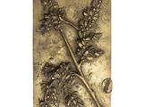 une plaque métallique sur laquelle figure une fleur sur fond blanc