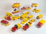 de nombreux camions de pompiers et camions miniatures exposés