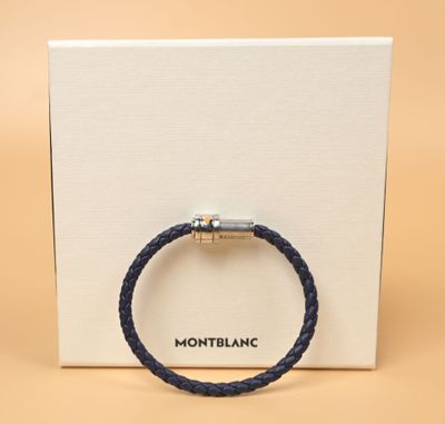 un bracelet en cuir bleu muni d'un fermoir en argent, présenté dans un coffret blanc