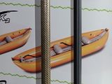 trois planches accrochées au mur d'un magasin de surf