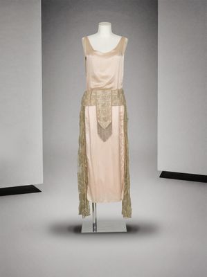 une photo d'une robe posée sur un mannequin dans une pièce