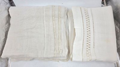 une boîte contenant un tas de serviettes pliées