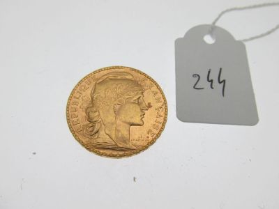 un gros plan d'une pièce d'or à côté d'une étiquette de prix