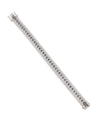 gros plan d'un bracelet en diamant sur fond blanc