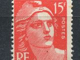 le timbre est rouge et blanc et représente le visage d'une femme