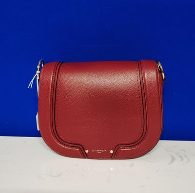 sac à bandoulière en cuir rouge avec des fermetures éclair sur le devant