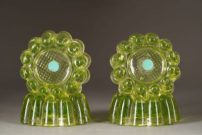 paire de bougeoirs en verre vert ornés d'une pierre turquoise au centre