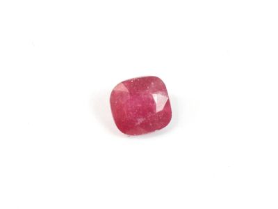 un rubis rouge sur fond blanc