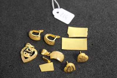 gros plan d'un bouquet de bijoux en or sur une table