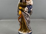 figurine d'une femme tenant un enfant dans ses bras