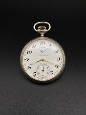 une montre de poche antique sur une surface noire avec un fond noir