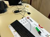 un bureau sur lequel se trouvent un clavier, une souris et un téléphone