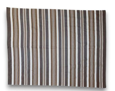 un tapis rayé marron et blanc sur fond blanc