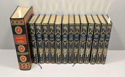 un grand nombre de livres posés sur une table