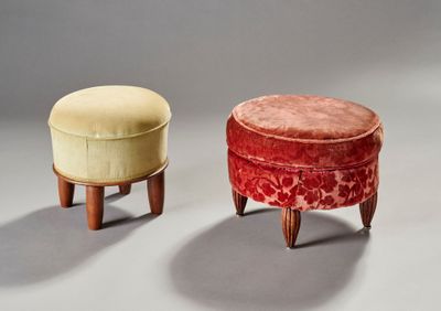 Deux petits tabourets sont posés l'un à côté de l'autre sur une surface grise.