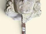 une sculpture représentant une femme tenant un couteau à la main