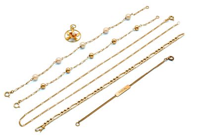 une collection de bijoux comprenant un collier, un bracelet et une bague