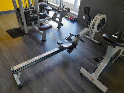 une image d'une salle de sport avec des équipements