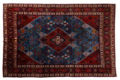 un tapis rouge et bleu orné d'un motif en forme de diamant